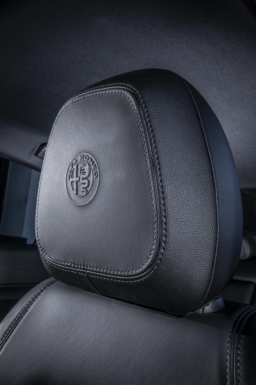 Детали интерьера Alfa Romeo Giulia Veloce Q2 (952) 2019 года  (фото 17 из 27)